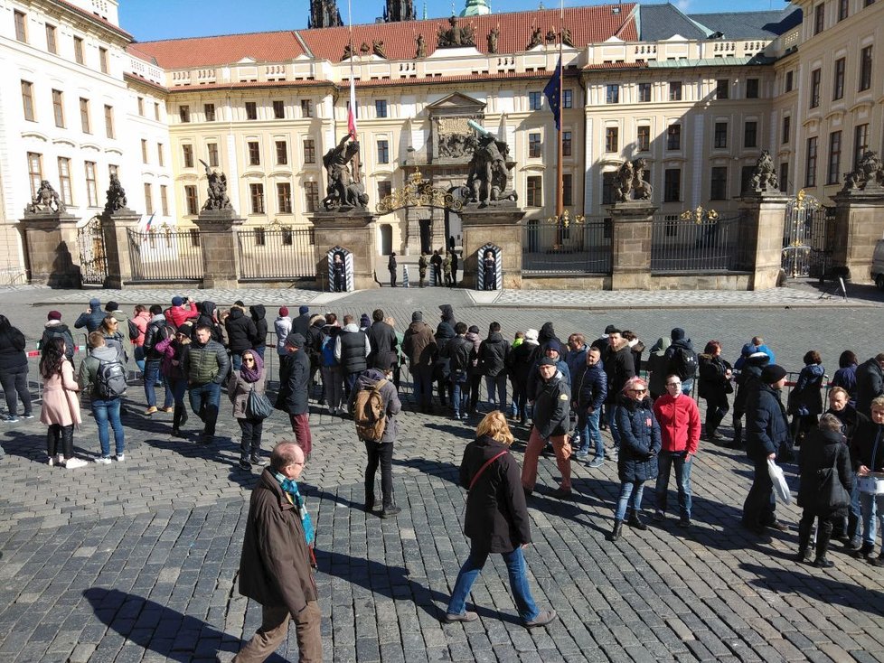Lidé před Pražským hradem v den inaugurace prezidenta Miloše Zemana (8.3.2018)