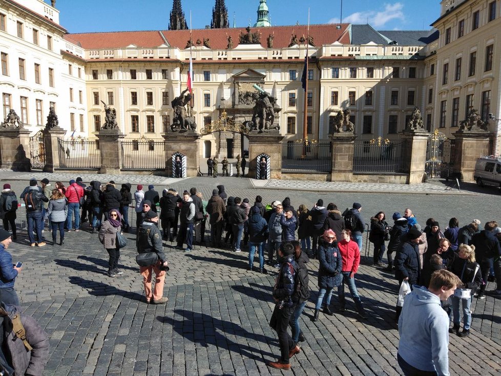 Lidé před Pražským hradem v den inaugurace prezidenta Miloše Zemana (8.3.2018)