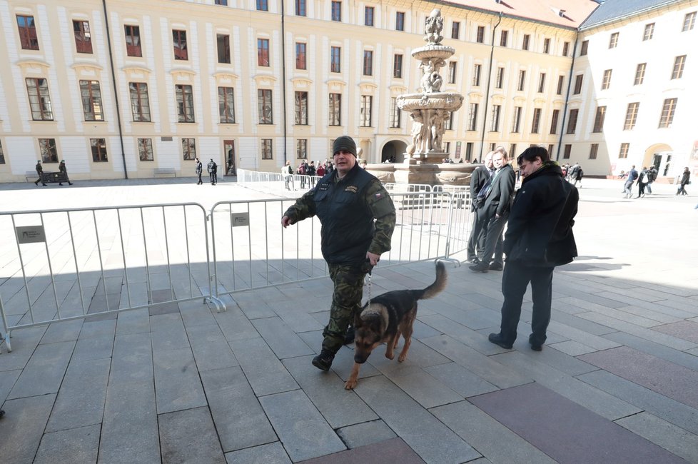 Policejní zátarasy na Pražském hradě