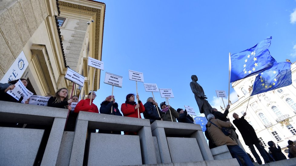 Protesty občanů v okolí Pražského hradu během prezidentské inaugurace 8. 3. 2018