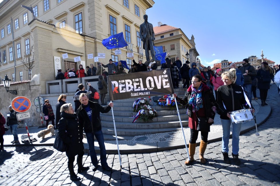 Protesty občanů během inaugurace Miloše Zemana na Pražském hradě (8. 3. 2018)