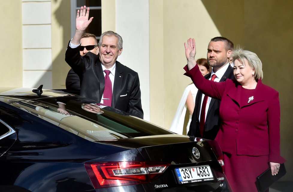 Miloš Zeman společně s manželkou Ivanou zdraví své příznivce při příjezdu na inauguraci (8. 3. 2018).