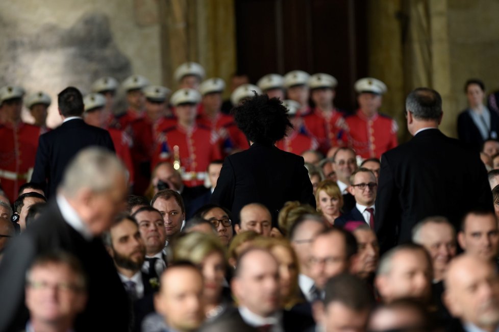 Poslanci TOP 09 opouštějí Vladislavský sál Pražského hradu při projevu prezidenta Miloše Zemana během jeho druhé inaugurace 8. března 2018.