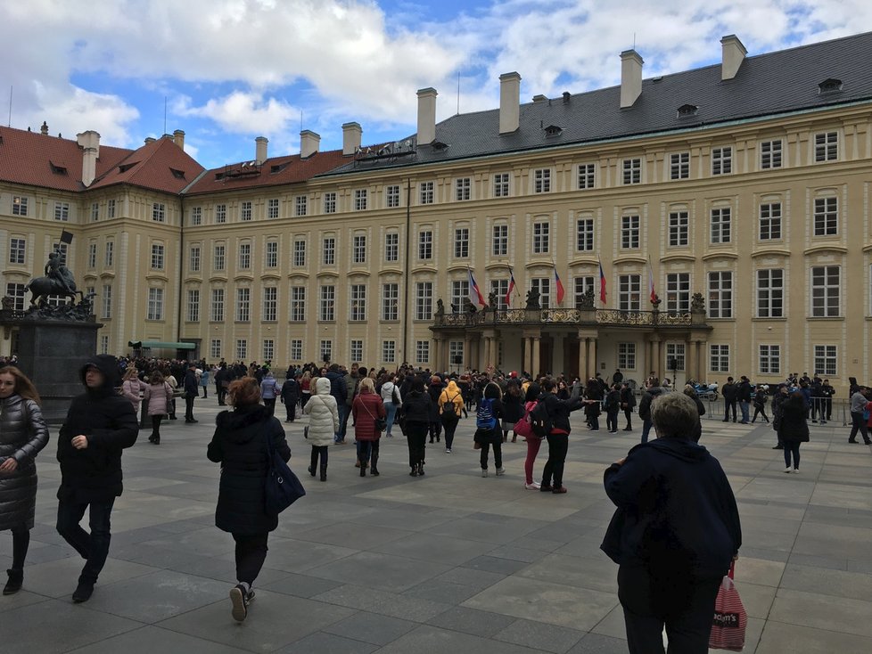 Atmosféra před Vladislavským sálem během inauguračního projevu Miloše Zemana (8. 3. 2018)