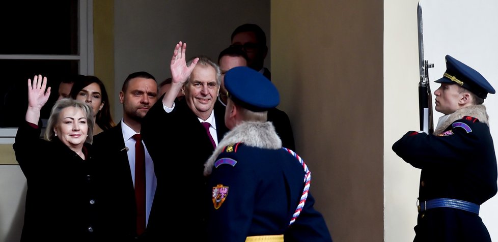 Prezident Miloš Zeman po inauguraci zdraví svoje příznivce (8. 3. 2018)