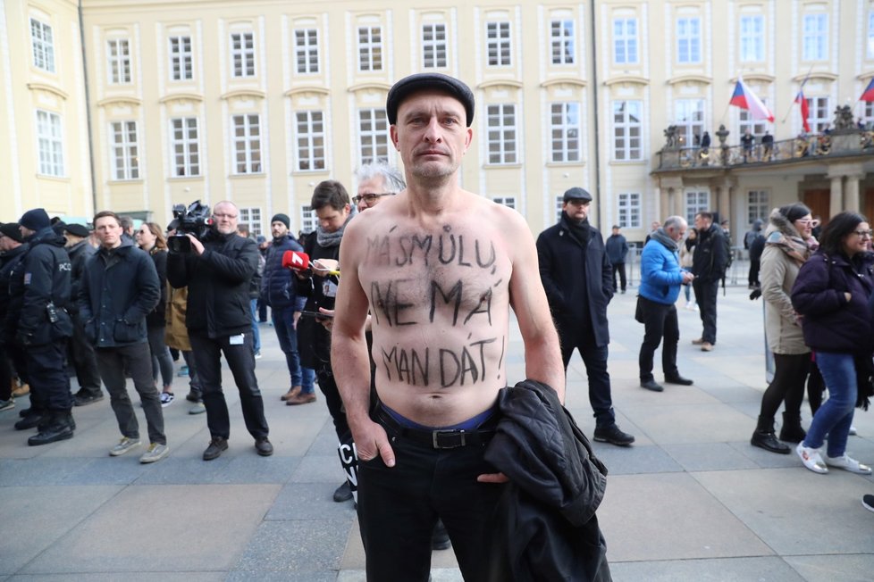 Protesty proti Zemanovi na nádvoří Pražského hradu