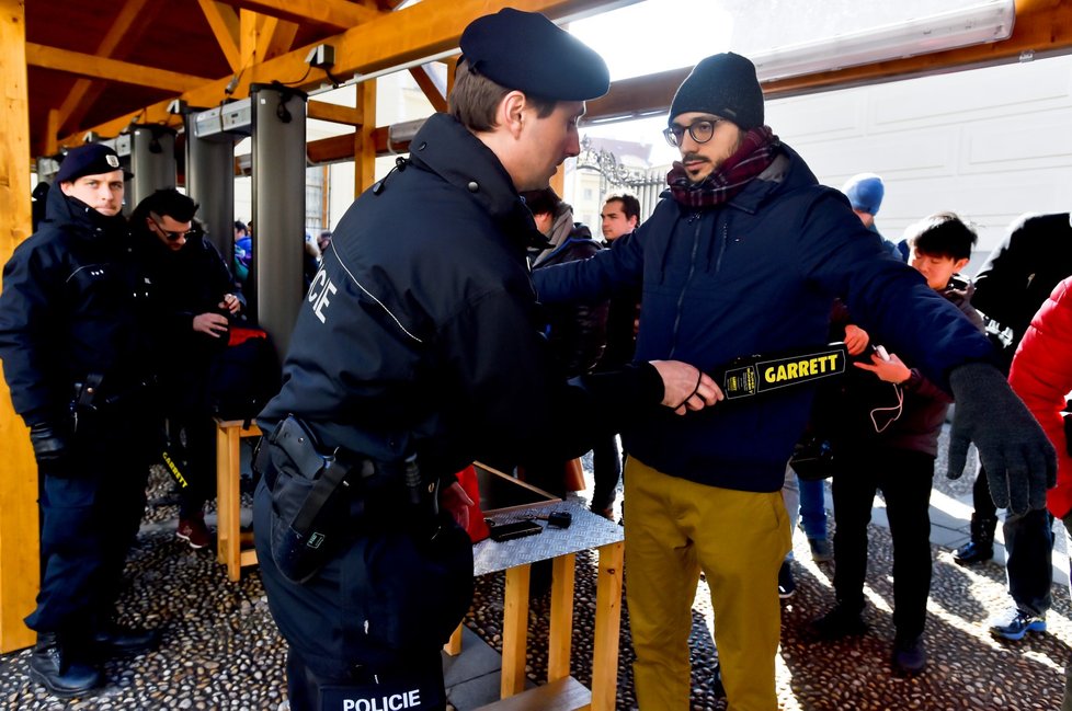 Policisté u bezpečnostních rámů kontrolují návštěvníky Pražského hradu během inaugurace Miloše Zemana (8. 3. 2018).