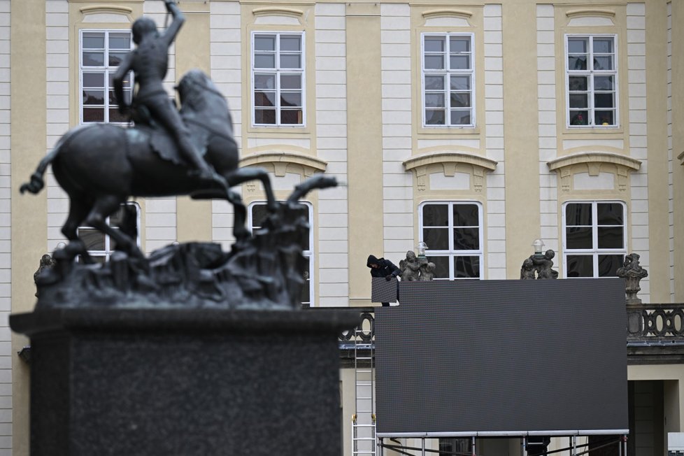 Inaugurace prezidenta Petra Pavla: Generální zkouška na hradním nádvoří a instalace obrazovek pro veřejnost (8.3.2023)