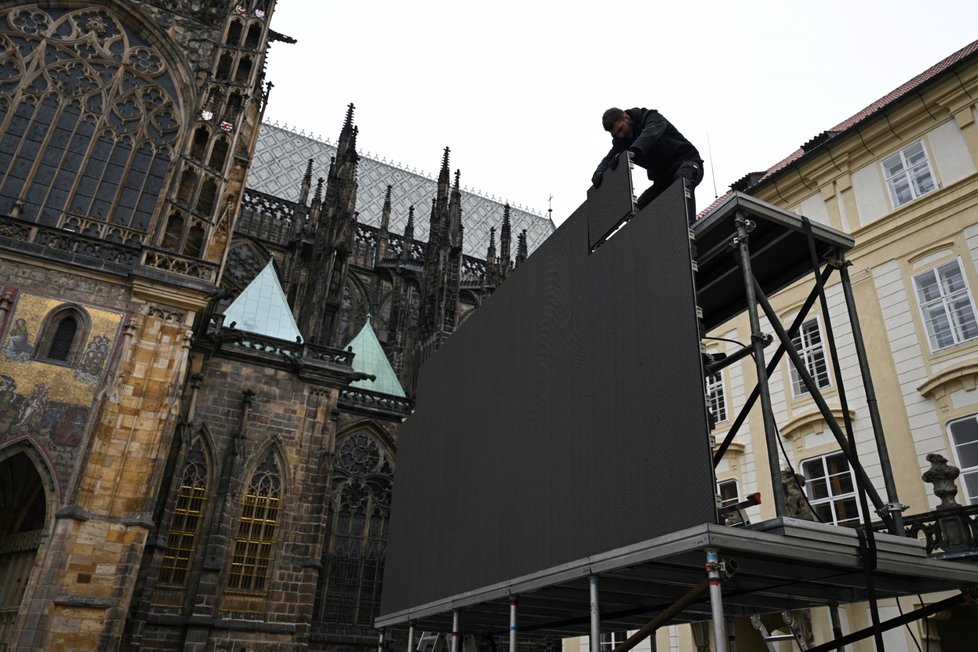 Inaugurace prezidenta Petra Pavla: Generální zkouška na hradním nádvoří a instalace obrazovek pro veřejnost (8.3.2023)