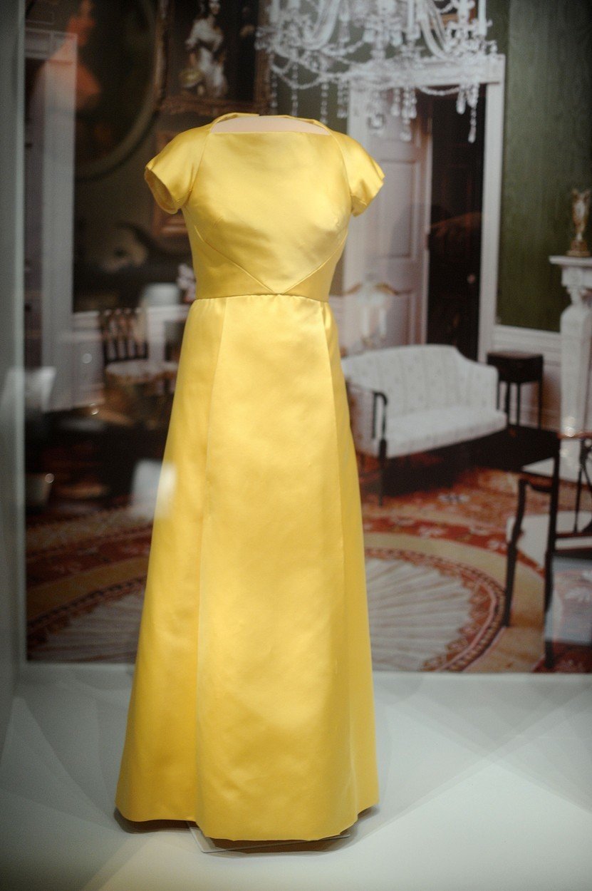 Claudia Alta “Lady Bird” Taylor Johnson oblékla v roce 1965 žluté jednoduché šaty