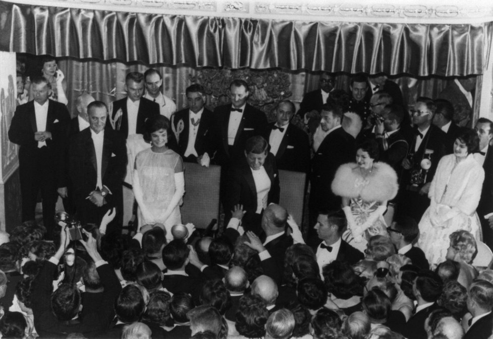 Jackie Kennedy (druhá zleva) v roce 1961