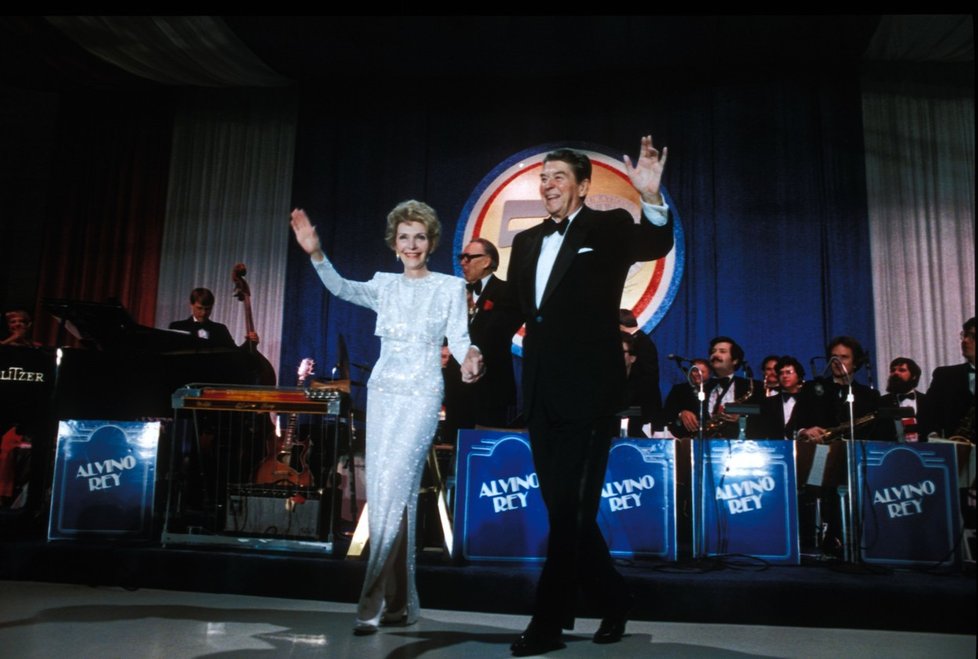 Nancy Davis Reagan v roce 1985 s chotěm Ronaldem