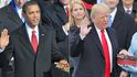 Osm let rozdíl: Inaugurace Obamy a Trumpa
