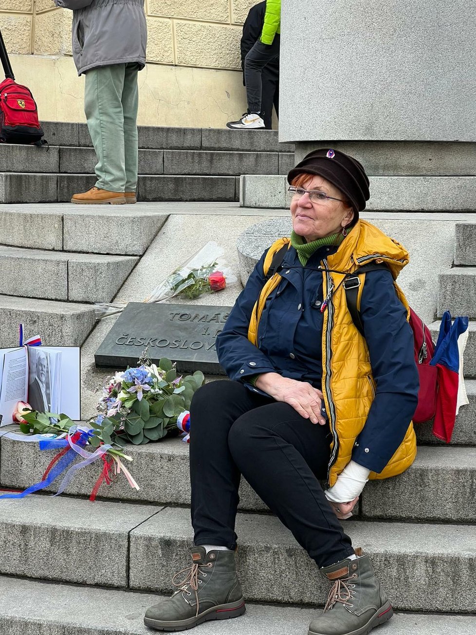 Lidé se fotí s květinami, které Pavel položil před Masarykovým pomníkem. (9. 3. 2023)