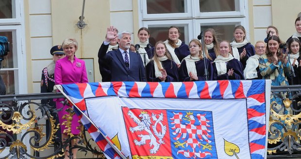 Prezident Pavel vrátil na Hrad ukradenou standartu: Časy se mění… a nashle!