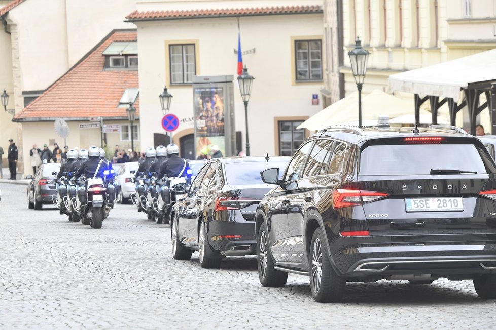 Na inauguraci Pavla dovezla ještě Škoda Superb.