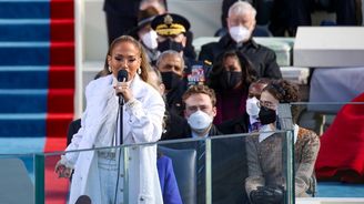 Kabáty jako symbol změny: Na které návrháře vsadily Jill Biden a Kamala Harris?