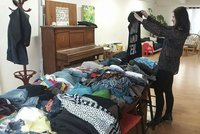 Směnný obchod a oblečení pro uprchlíky: V pražském komunitním centru to jde i bez peněz