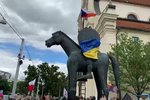 Nespojení Brňané strhli ukrajinskou vlajku ze sochy hned dvakrát. Vedení Brna nyní rozhodlo, že socha zůstane bez jakýchkoliv ozdob.