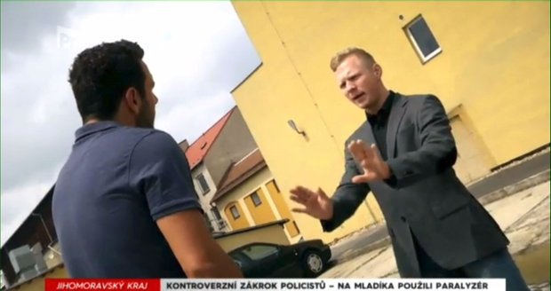 Student Jiří Žardecký popisuje reportérovi FTV Prima průběh incidentu. Ostřejší výrazy  prý adresoval kamarádům, policista si je omylem vztáhl na sebe.