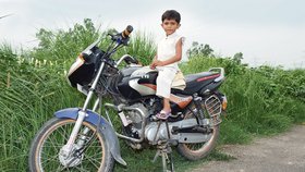 Malý Ind zatím jezdí na speciálně upravené motorce a sní o tom, že jednou bude profesionálním jezdcem.
