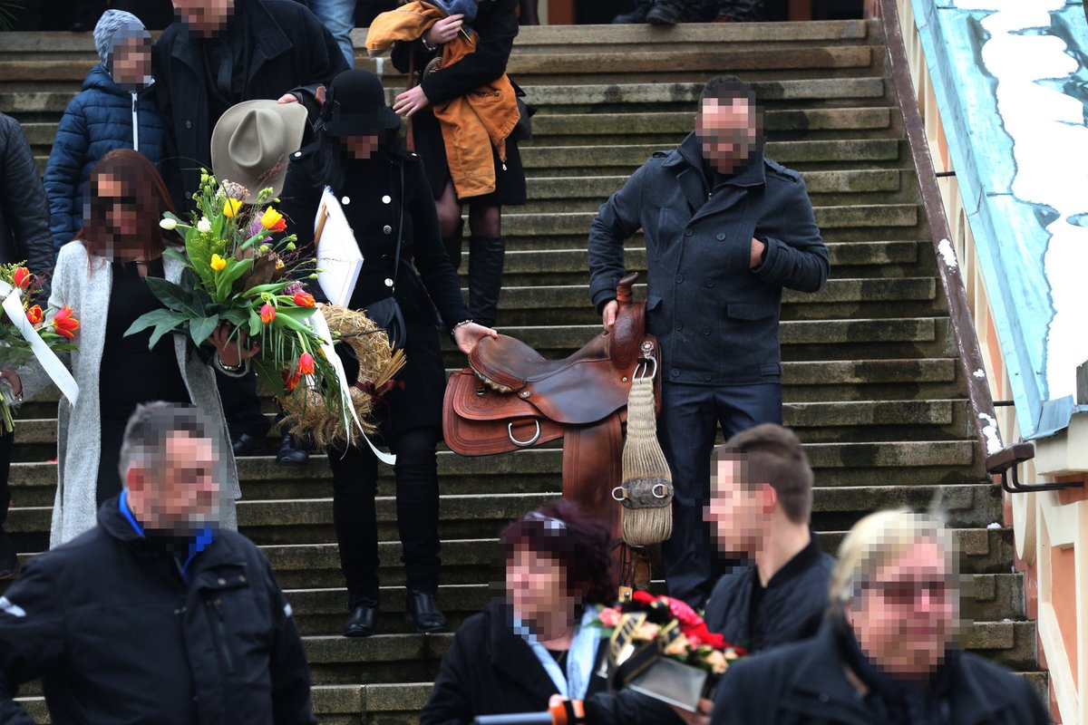 Dcera v kloboučku nesla tátovo koňské sedlo