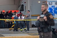 Útočník s puškou postřílel tři lidi v americkém nákupním centru: Zneškodnil ho ozbrojený civilista
