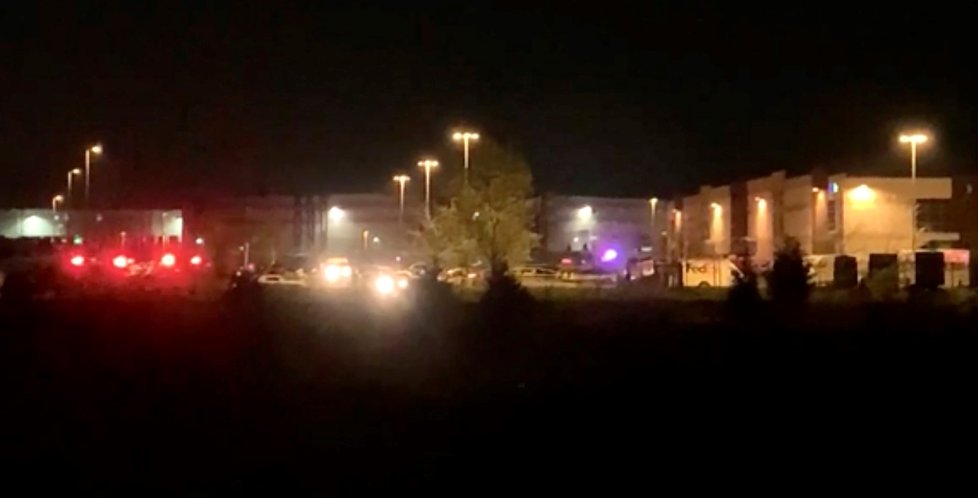 Útočník začal střílet do lidí u logistického centra v Indianapolis.