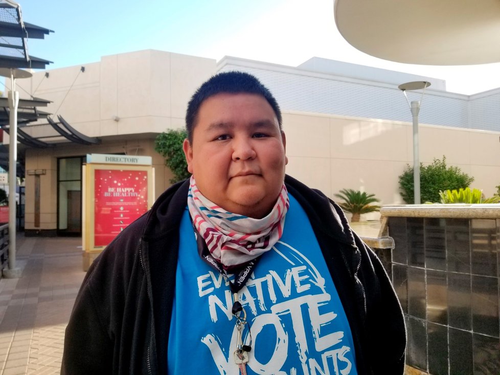 Joshua Gonnie z kmene Navahů posledně volil Trumpa, letos Bidena.