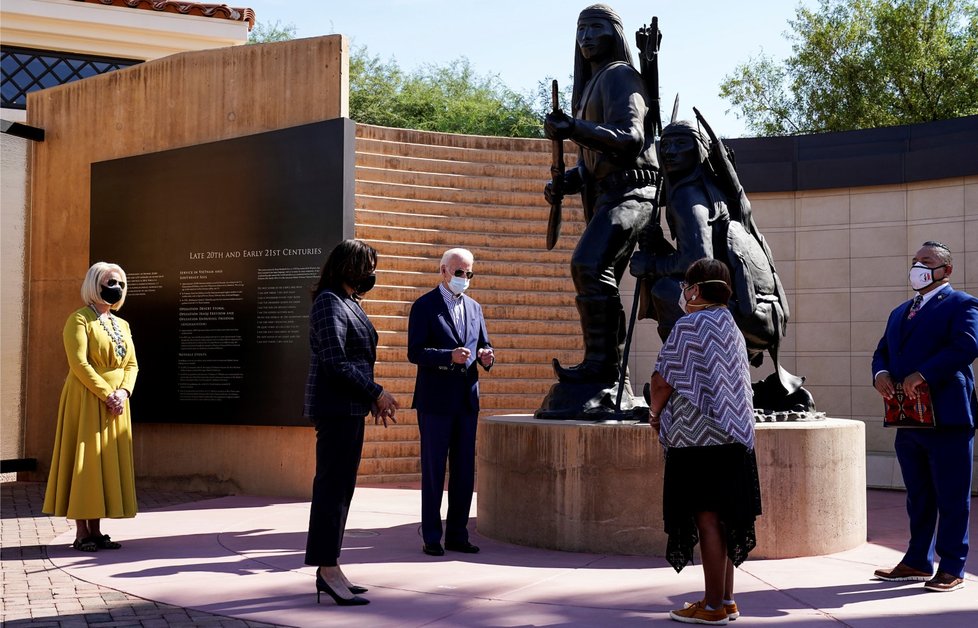 Joe Biden navštívil památník indiánských vojáků.
