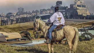 Bílý muž si bere, co je jeho. Protesty a policejní brutalita v indiánské rezervaci Standing Rock