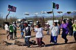 Američtí indiáni protestují v poušti tancem a zpěvem proti stavbě zdi na hranicích USA a Mexika.