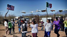 Indiánský kmen bojuje proti Trumpově zdi. Na protest zpívá a tančí