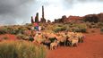 Většina Navahů se živí chovem dobytka a ovcí. Na snímku vidíte Údolí monumentů, konkrétně skalní útvar zvaný Navahy Tři sestry. Údolí je odpradávna navažským územím.
