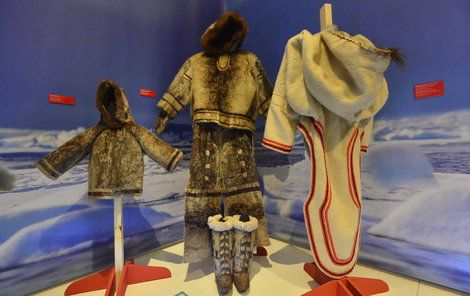 Eskymáci na severu v Arktidě, kde teploty padají až k – 40 stupňům, si na sebe berou oděvy o větším počtu vrstev.