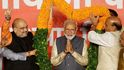 Vládní nacionalistická Indická lidová strana (BJP) premiéra Naréndry Módího (na snímku uprostřed) se prohlásila vítězem parlamentních voleb. Její příznivci bujaře oslavují