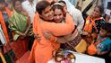 Vládní nacionalistická Indická lidová strana (BJP) premiéra Naréndry Módího se prohlásila vítězem parlamentních voleb. Její příznivci bujaře oslavují