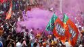 Vládní nacionalistická Indická lidová strana (BJP) premiéra Naréndry Módího se prohlásila vítězem parlamentních voleb. Její příznivci bujaře oslavují