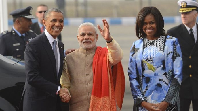 Indický premiér Naréndra Módí navzdory tradici přivítal amerického prezidenta Baracka Obamu už na letišti v Dillí