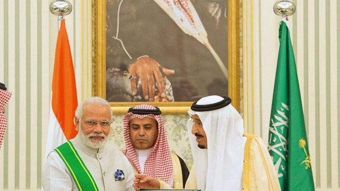 Indický premiér Nárendra Módí (vlevo) přiletěl
do Rijádu posílit vztahy. Reformy ropné velmoci se dotknou i tří milionů Indů, kteří v království pracují a domů posílají přes 10 miliard dolarů ročně
