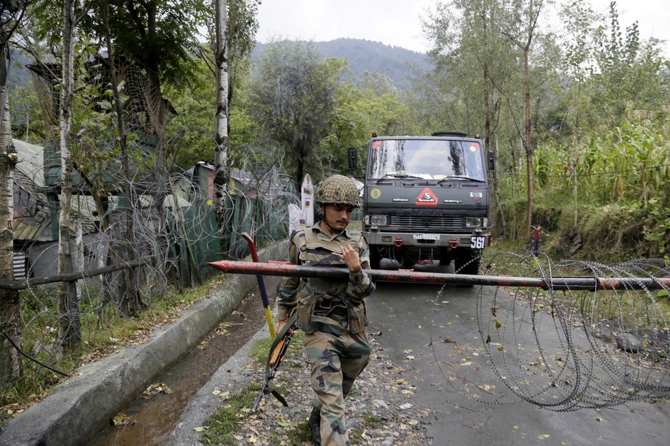 Indický voják na hranici Indie a Pákistánu v oblasti Kašmíru