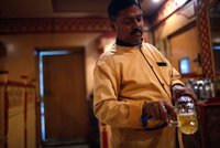 Pančovaný alkohol v Bombaji už má 84 obětí, 31 hospitalizovaných
