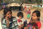 Chatrče, špína a pobíhající děti: Příjezdovou cestu na summit v luxusním indickém centru, kam vyrazil i Babiš, lemují slumy