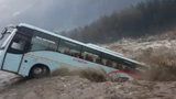 Zájezdový autobus smetla velká voda, přes varování parkoval u rozbouřené řeky v Indii