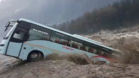 Zájezdový autobus smetla v Indii velká voda, i přes varování zaparkoval na břehu rozbouřené řeky