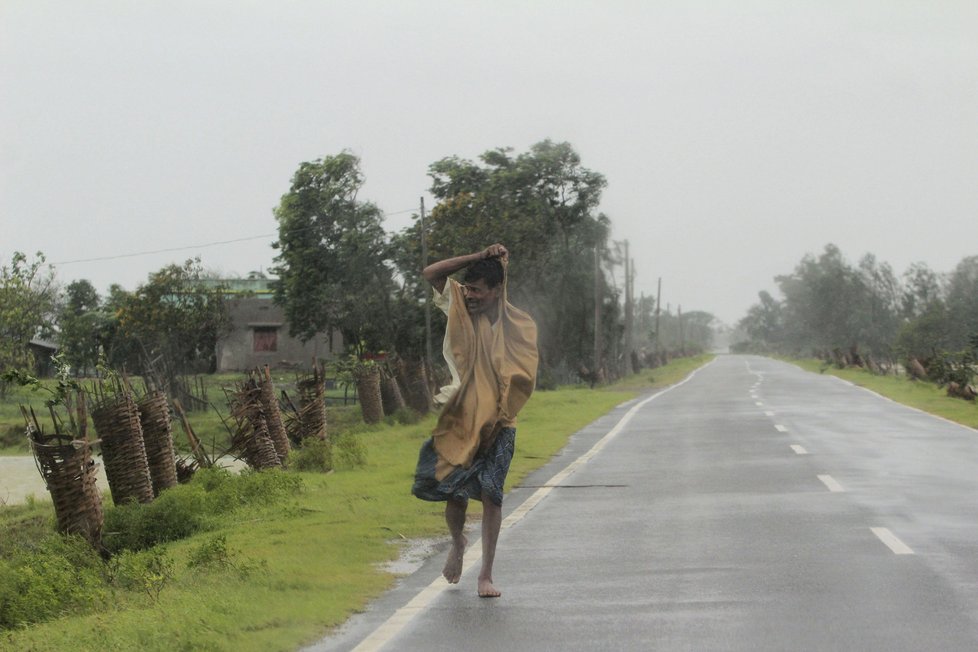 V Indii a Bangladéši pokračuje evakuace statisíců kvůli cyklonu.