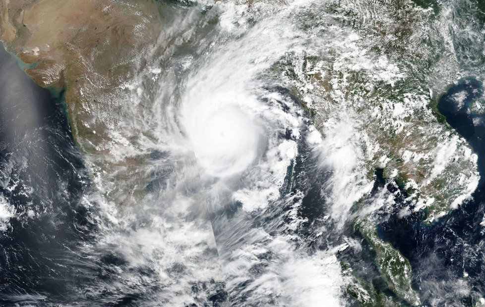 V Indii a Bangladéši pokračuje evakuace statisíců kvůli cyklonu.