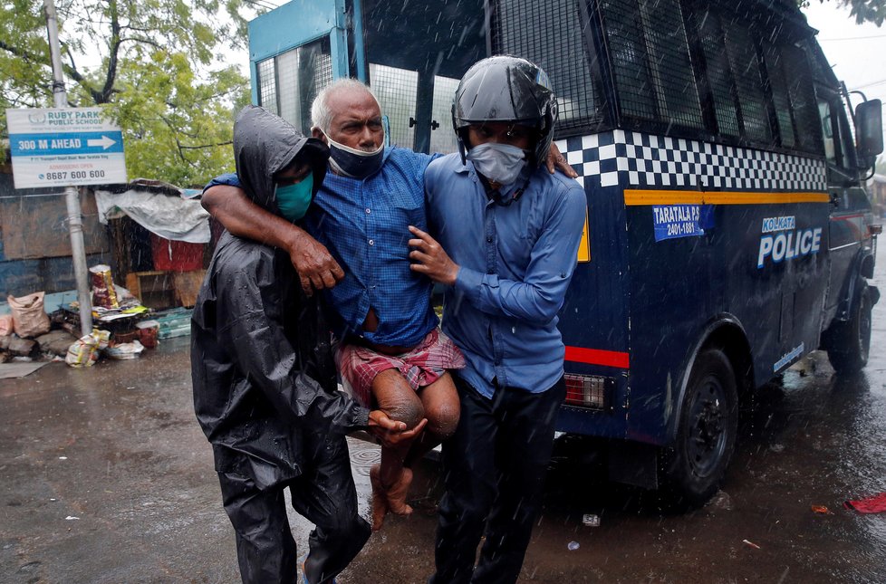 V Indii a Bangladéši pokračuje evakuace statisíců kvůli cyklonu.