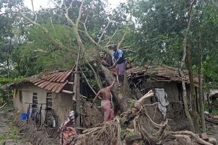 Cyklon Bulbul pustošil Indii a Bangladéš. 