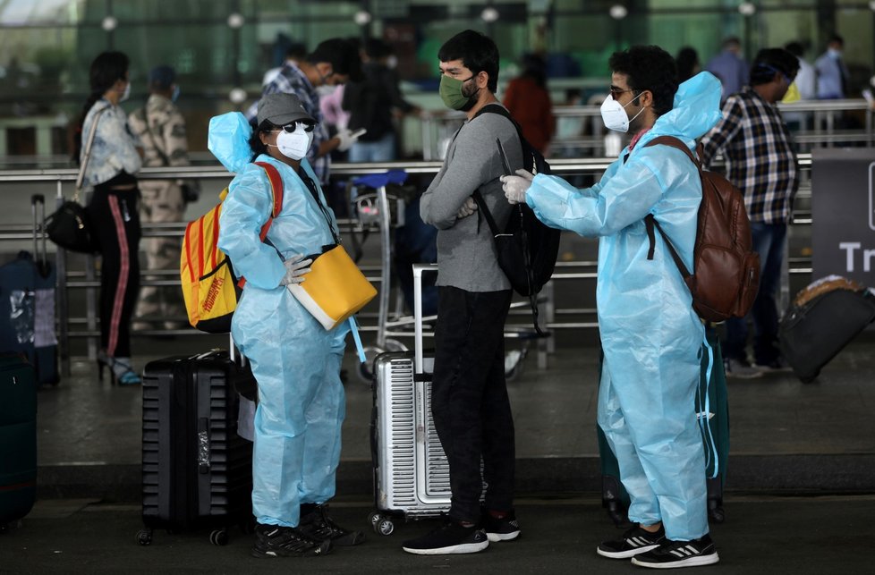 Koronavirus v Indii: Na letišti v Bombaji nechtějí pasažéři nic riskovat (25.5.2020)